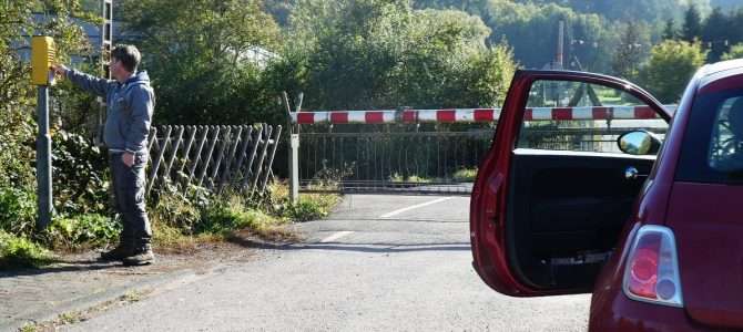 Schöner warten vor der Anrufschranke