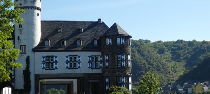 Schloss von der Leyen: Darum fahren Autos mittendurch