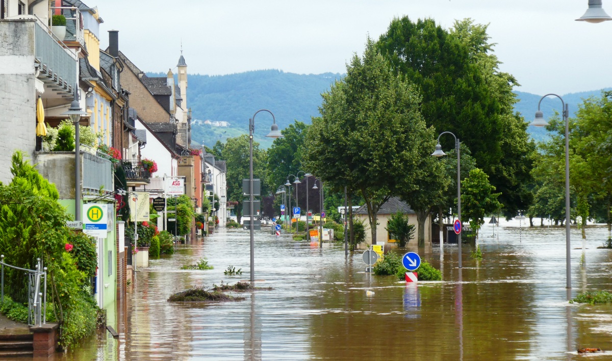 Geflutete Uferstraße in Zeltingen. Flutkatastrophe 2021, Hochwasser