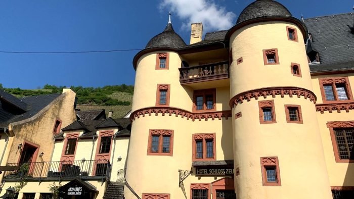 Das Zeller Schloss mit angrenzender Synagoge. Schloss Zell, Zell